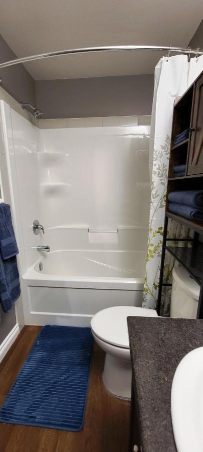 Blue Wave 2 Bedroom Suite Саскатун Екстер'єр фото