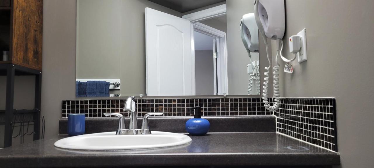 Blue Wave 2 Bedroom Suite Саскатун Екстер'єр фото